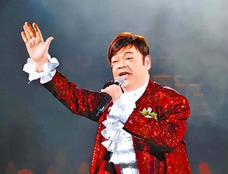 太過分!73歲樂壇天王失智後住進養老院,經紀人探視稱1年半未妥善清潔、出現壓傷,每月費用約12萬