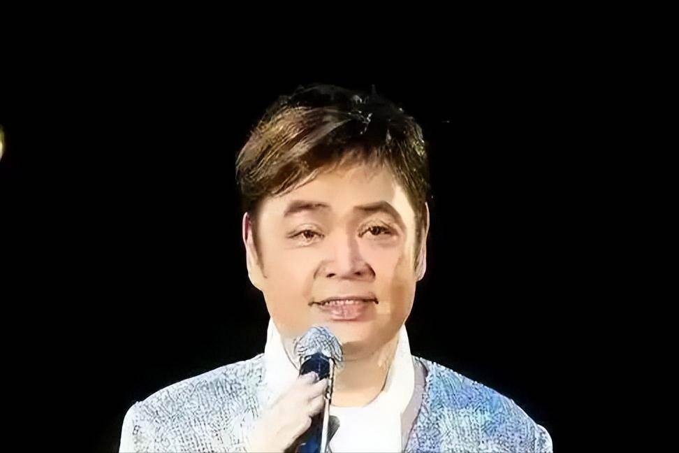 太過分!73歲樂壇天王失智後住進養老院,經紀人探視稱1年半未妥善清潔、出現壓傷,每月費用約12萬