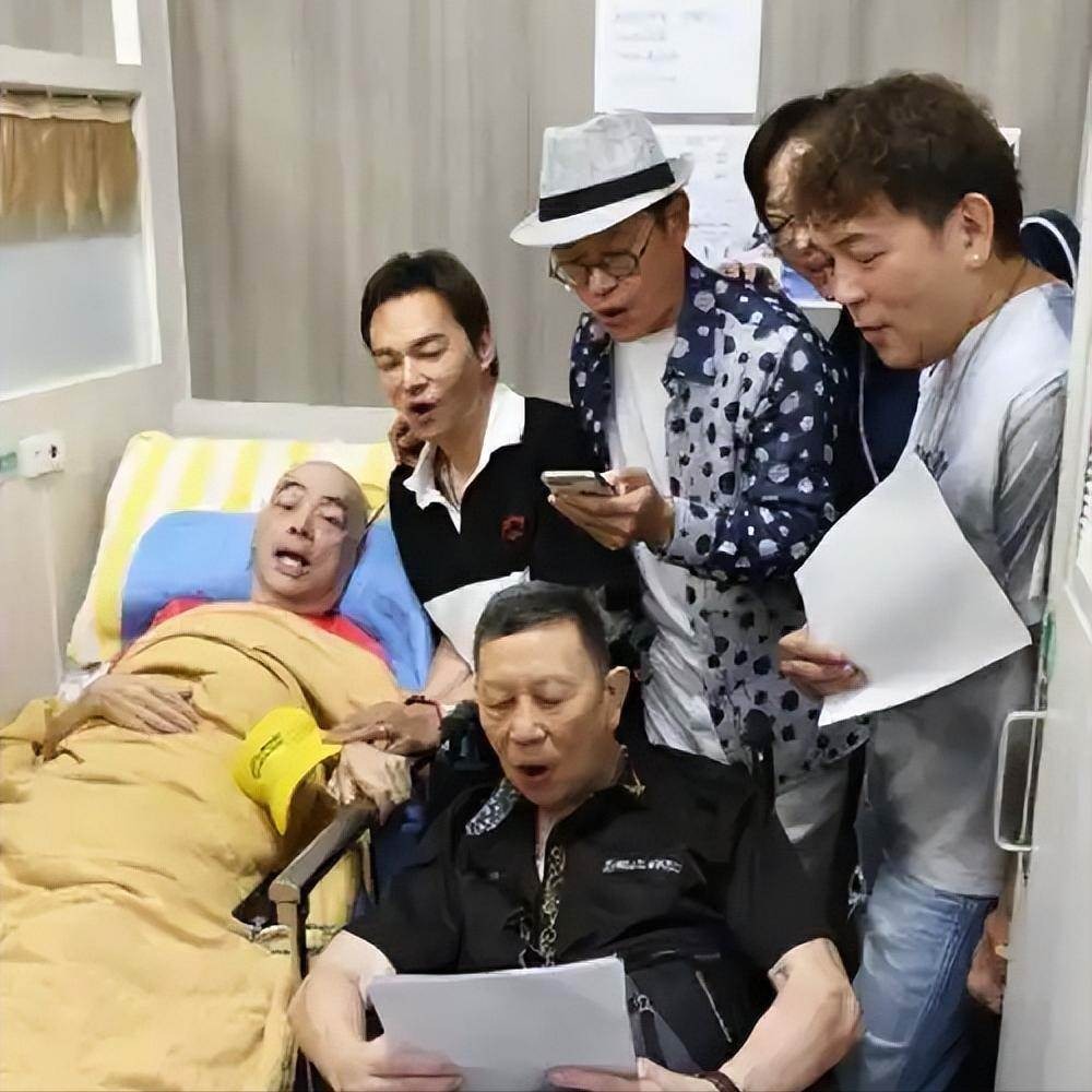 太過分!73歲樂壇天王失智後住進養老院,經紀人探視稱1年半未妥善清潔、出現壓傷,每月費用約12萬