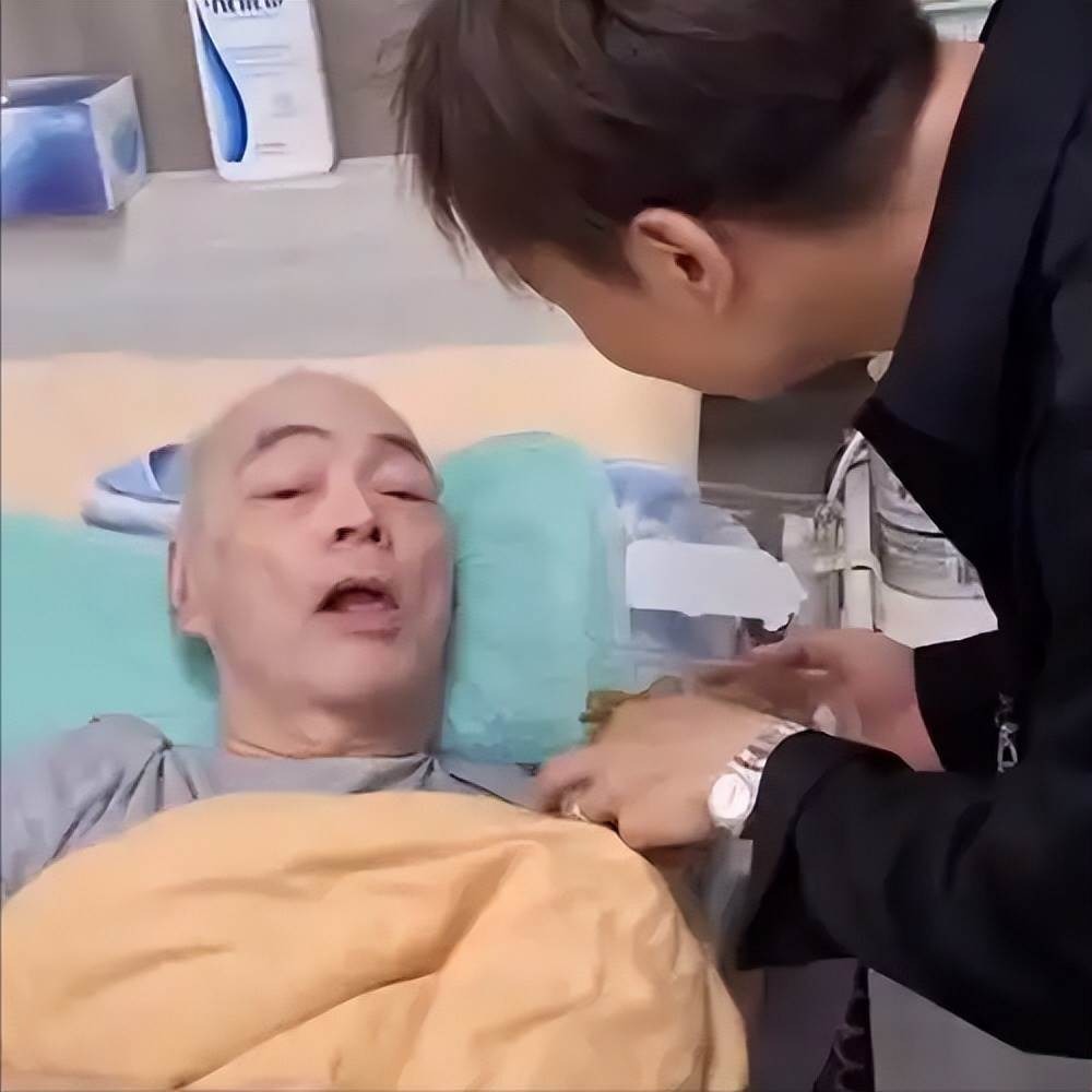 太過分!73歲樂壇天王失智後住進養老院,經紀人探視稱1年半未妥善清潔、出現壓傷,每月費用約12萬