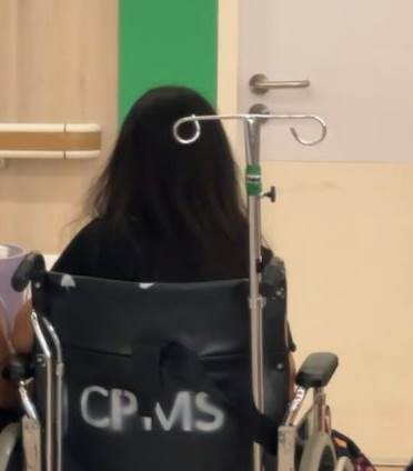 老乞丐在學校門口10年,女教師每天給他送飯,教師被辭退那天,他突然出現:跟我來!