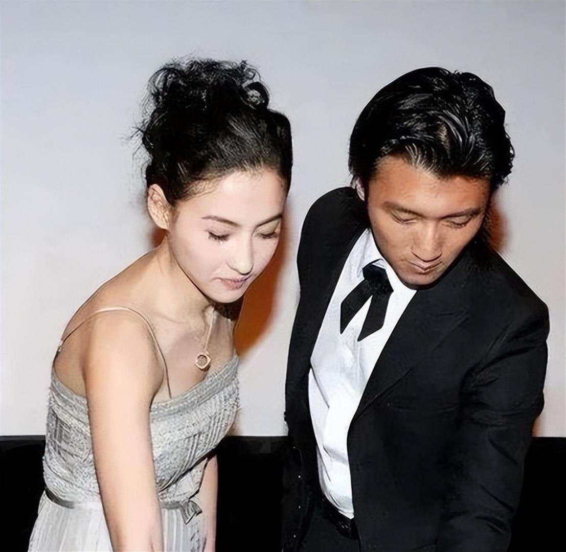 王菲方回應後，公開護妻的謝霆鋒，沒給張柏芝留一絲「體面」
