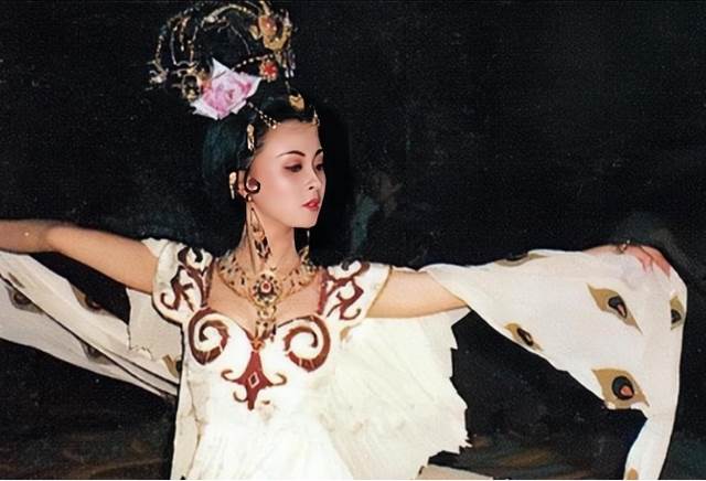 旅美多年!59歲資深女星「堅持落葉歸根」回國5天安詳離世,生前砸600萬做1事讓人淚目