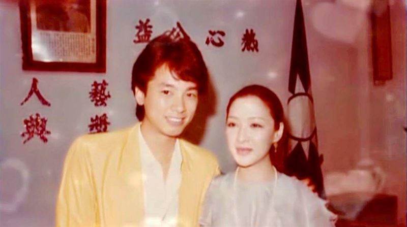 被酸又老又醜！他曬「40年前長腿俊美帥照」如今網看哭「不該被遺忘的巨星」，一生都帥氣