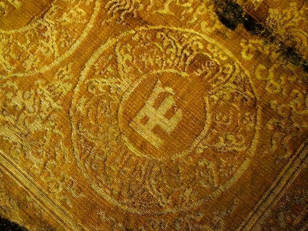 2005年，男子花9萬買袈裟，卻發現是「裹屍布」，後轉手賣出1.3億
