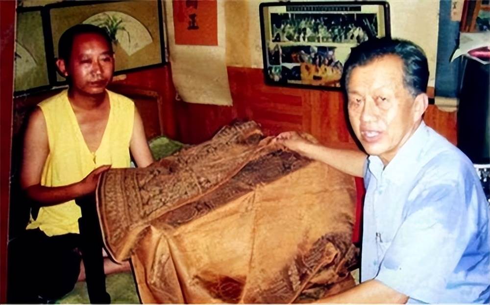 2005年，男子花9萬買袈裟，卻發現是「裹屍布」，後轉手賣出1.3億