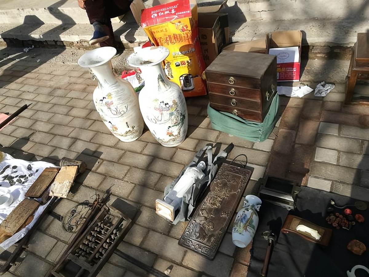 2005年，男子花9萬買袈裟，卻發現是「裹屍布」，後轉手賣出1.3億