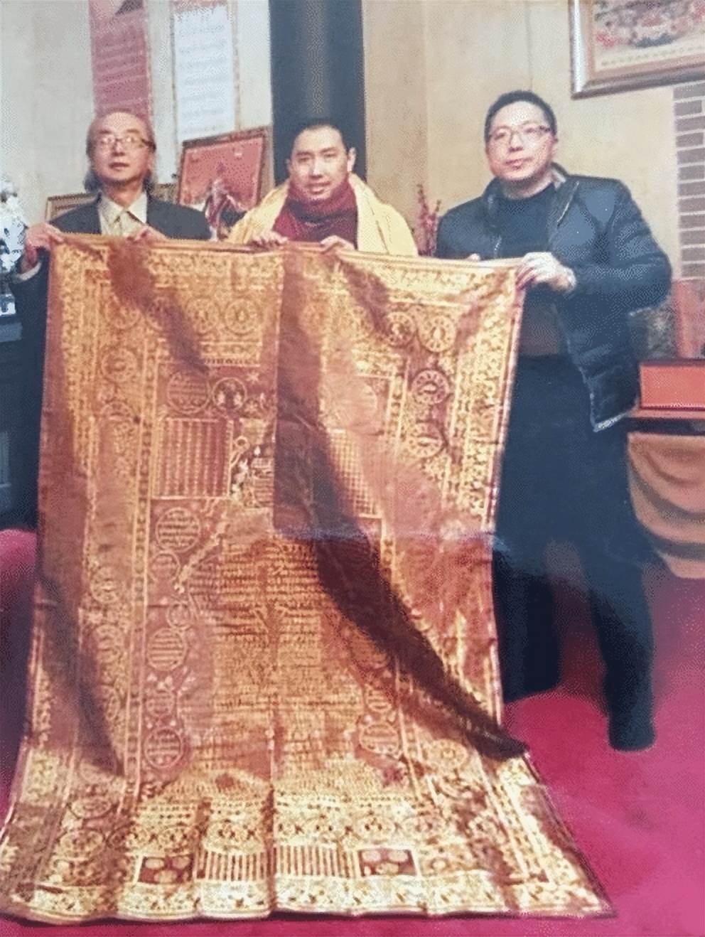 2005年，男子花9萬買袈裟，卻發現是「裹屍布」，後轉手賣出1.3億