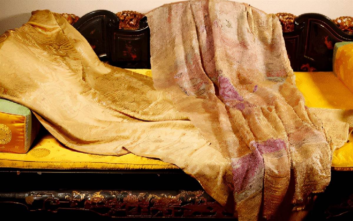 2005年，男子花9萬買袈裟，卻發現是「裹屍布」，後轉手賣出1.3億