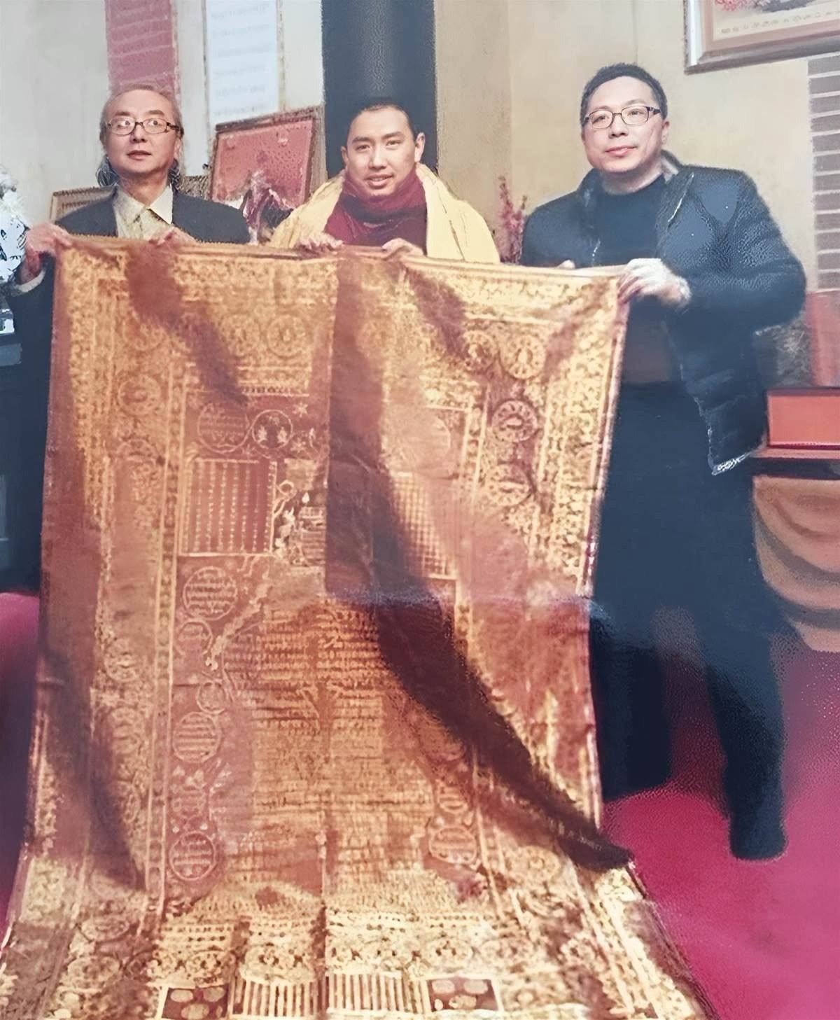 2005年，男子花9萬買袈裟，卻發現是「裹屍布」，後轉手賣出1.3億