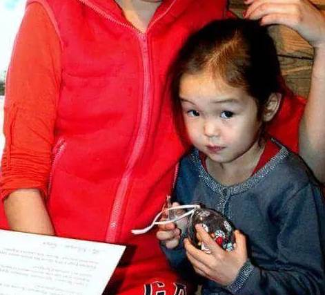 14年前俄羅斯3歲女童和狗一同失蹤,11天後狗叼來髮圈,救了她一命