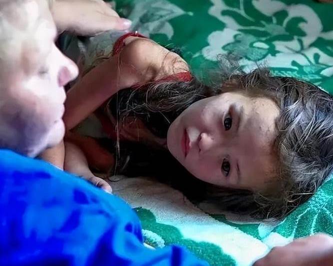 14年前俄羅斯3歲女童和狗一同失蹤,11天後狗叼來髮圈,救了她一命