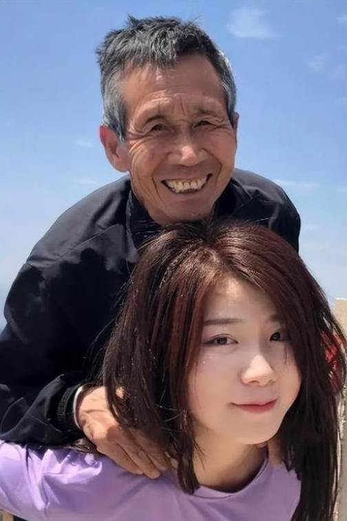 50歲光棍撿回女嬰，撿破爛供讀書！20年後竟被問：窮為何要撿我？