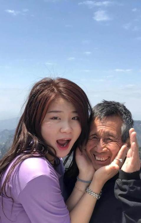 50歲光棍撿回女嬰，撿破爛供讀書！20年後竟被問：窮為何要撿我？