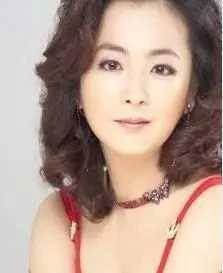 她命運坎坷!輕生三次,遭男友當街痛打與林心如公開罵戰,跟臨演搶飯吃,沒想到最近卻過成這副模樣!