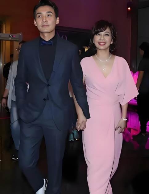 張鐸26歲愛上大8歲的陳松伶,母親質疑「她配不上你」,他一句回應表明心意