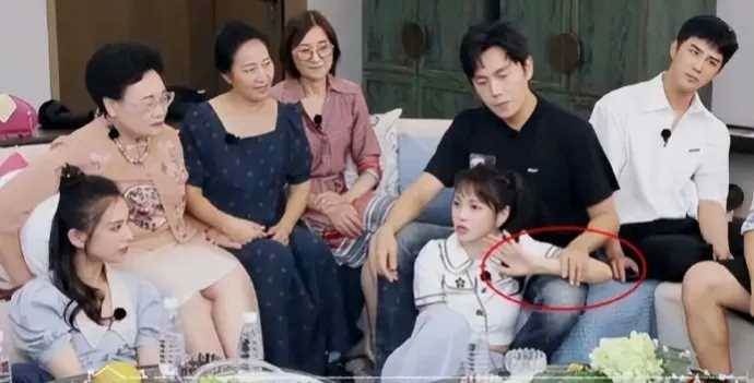 52歲伊能靜靠在老公腿上，看秦昊「手放的位置」，據說只有「經過婚姻的人」才能看出門道！
