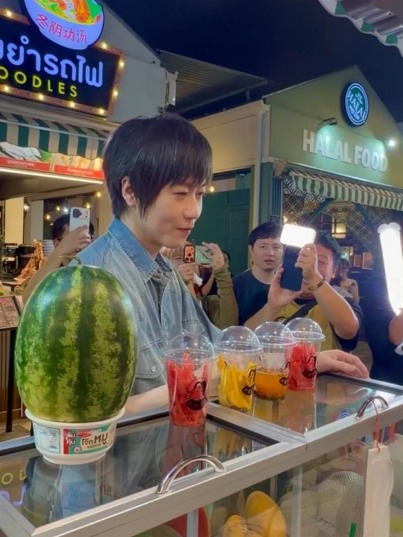 阿信結束曼谷演唱會現身夜市,一個舉動讓粉絲羨慕不已