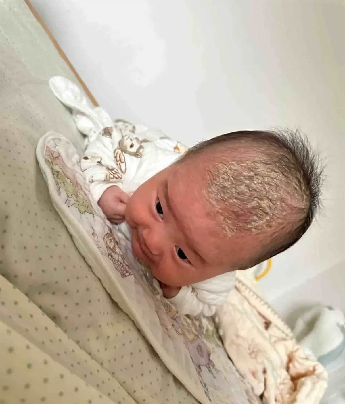 新手媽媽崩潰!為清寶寶頭上「舅舅屎」摳到流血…網友急提醒後教1招