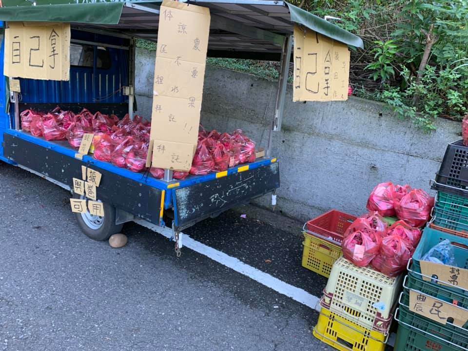 老闆沒空顧「一袋100元自己拿」,10小時後回來一看:眼前結果讓他愣住