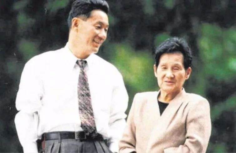 為小18歲情人!狠斷40年婚姻「200億全給妻子」淨身出戶「卻被小女友拋棄」悔嘆:不如跟前妻