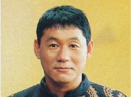 為小18歲情人!狠斷40年婚姻「200億全給妻子」淨身出戶「卻被小女友拋棄」悔嘆:不如跟前妻