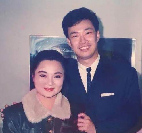 白冰冰痛失愛女後一度走不出來,費玉清帶她上山,回程時她終於放聲大哭