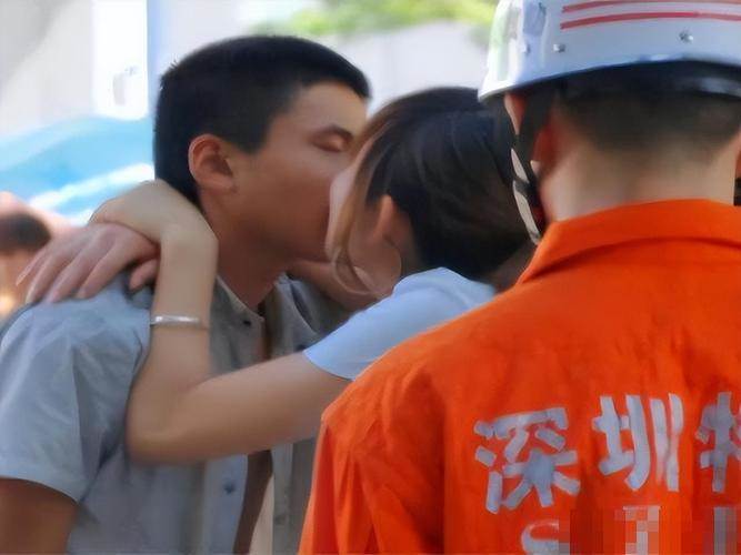 16歲少年站上天橋邊緣,19歲女孩用一個吻救下他,後來的人生各自走向何方?