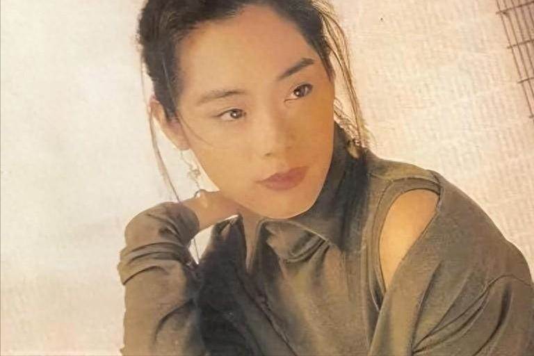 曾是「歌壇天后」,跟「活佛」生下孩子,如今露宿街頭沒錢住旅館