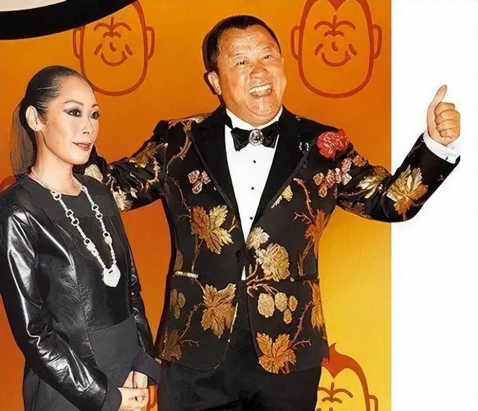 曾是「歌壇天后」,跟「活佛」生下孩子,如今露宿街頭沒錢住旅館