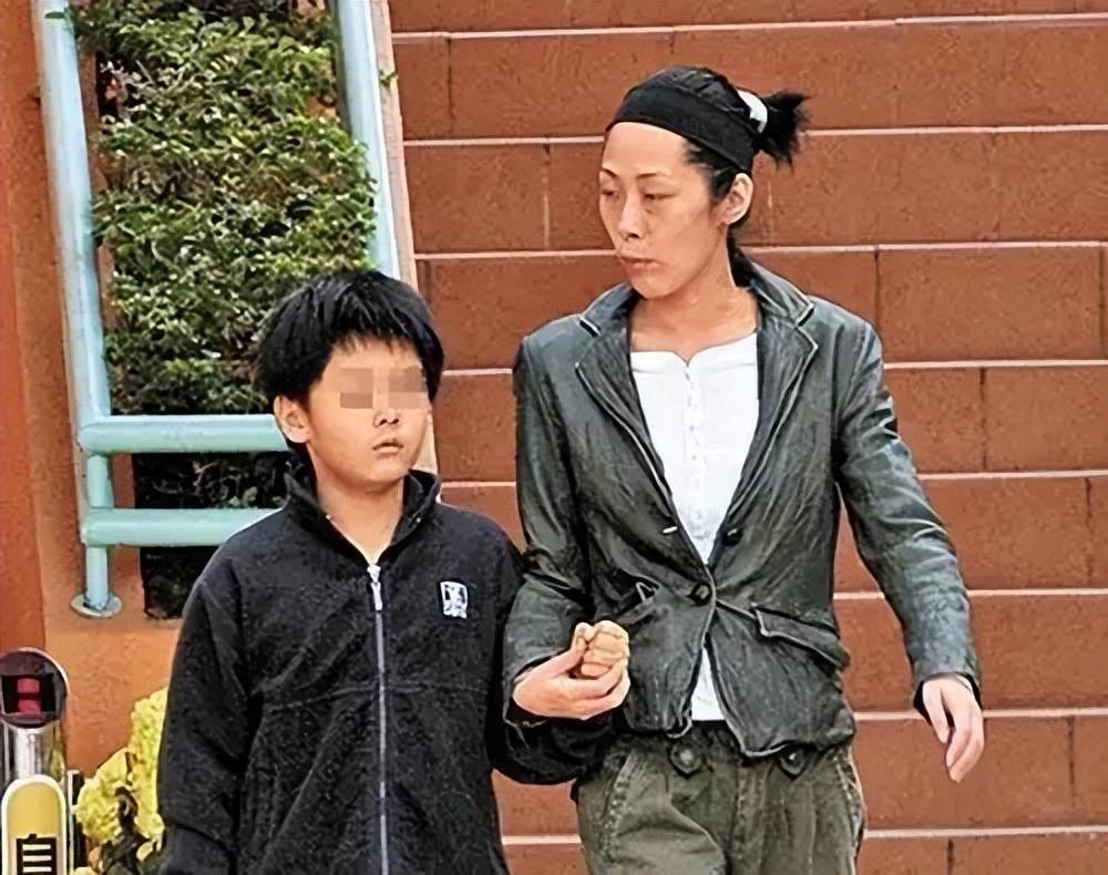 曾是「歌壇天后」,跟「活佛」生下孩子,如今露宿街頭沒錢住旅館