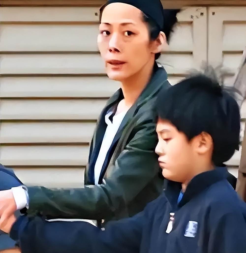 曾是「歌壇天后」,跟「活佛」生下孩子,如今露宿街頭沒錢住旅館
