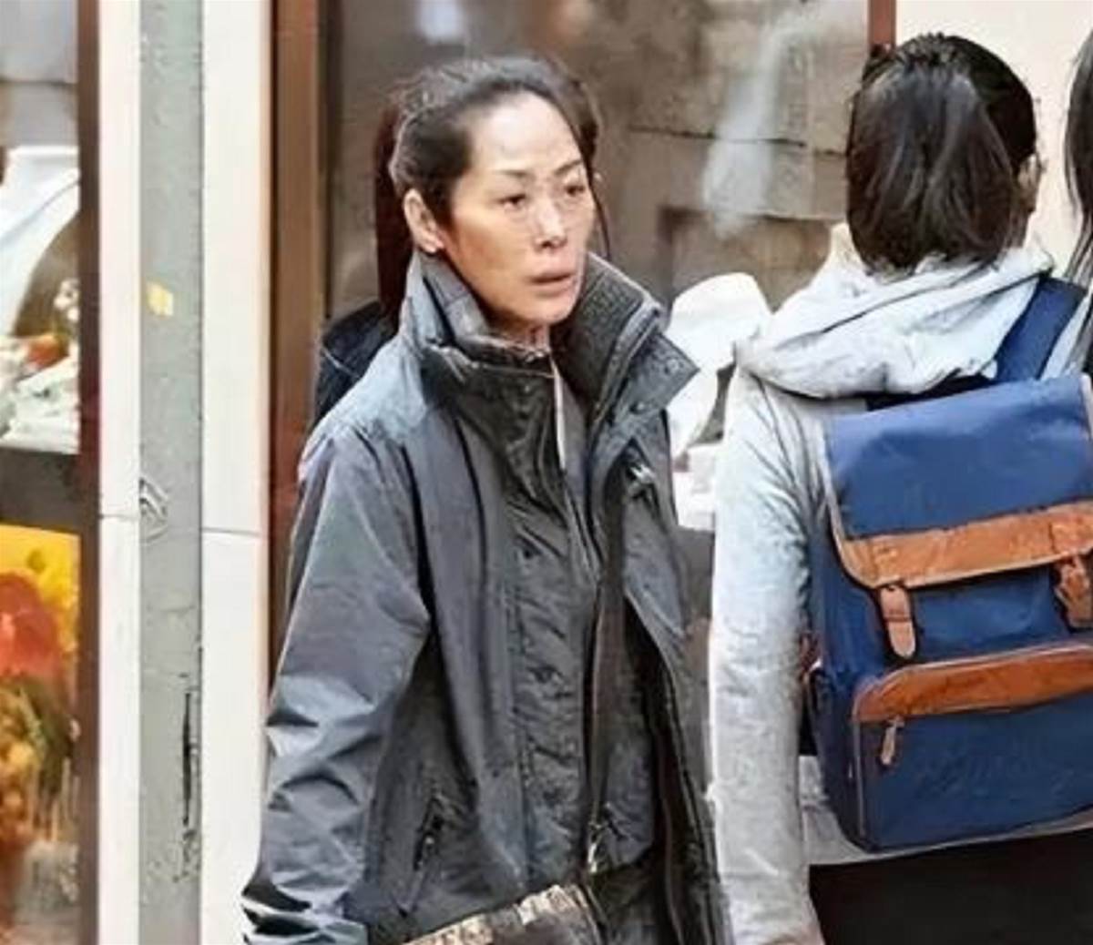 曾是「歌壇天后」,跟「活佛」生下孩子,如今露宿街頭沒錢住旅館