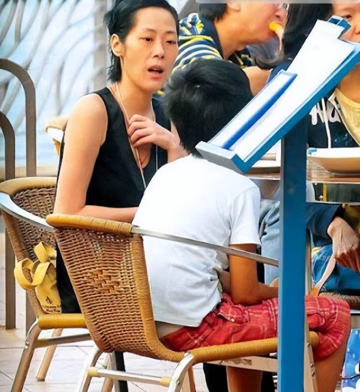 曾是「歌壇天后」,跟「活佛」生下孩子,如今露宿街頭沒錢住旅館