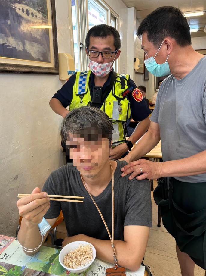 台中男用餐到一半突「石化」,眾人嚇壞,送醫後得知竟是這原因