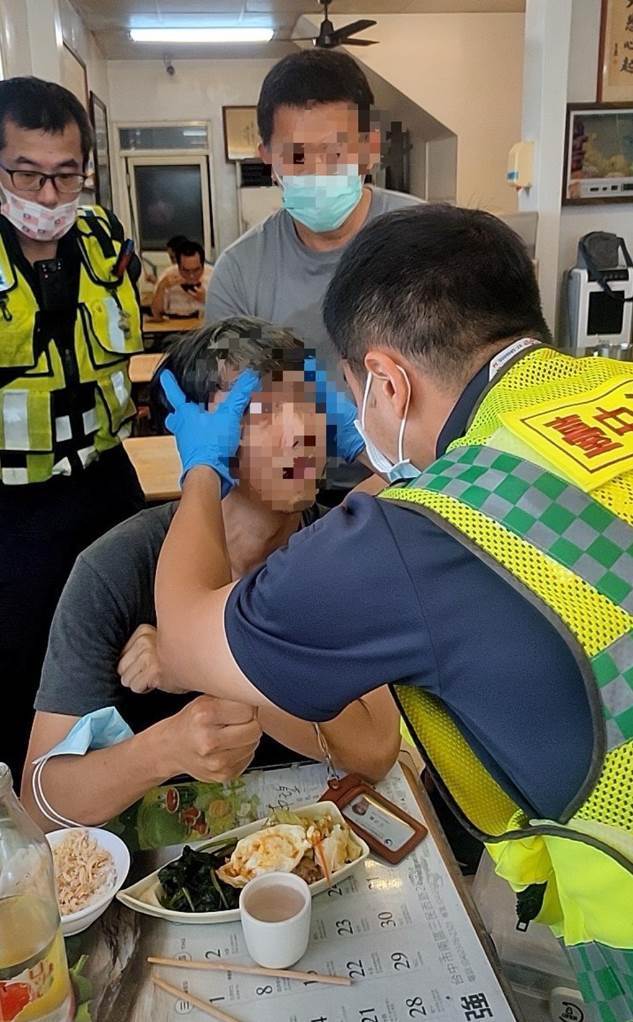 台中男用餐到一半突「石化」,眾人嚇壞,送醫後得知竟是這原因