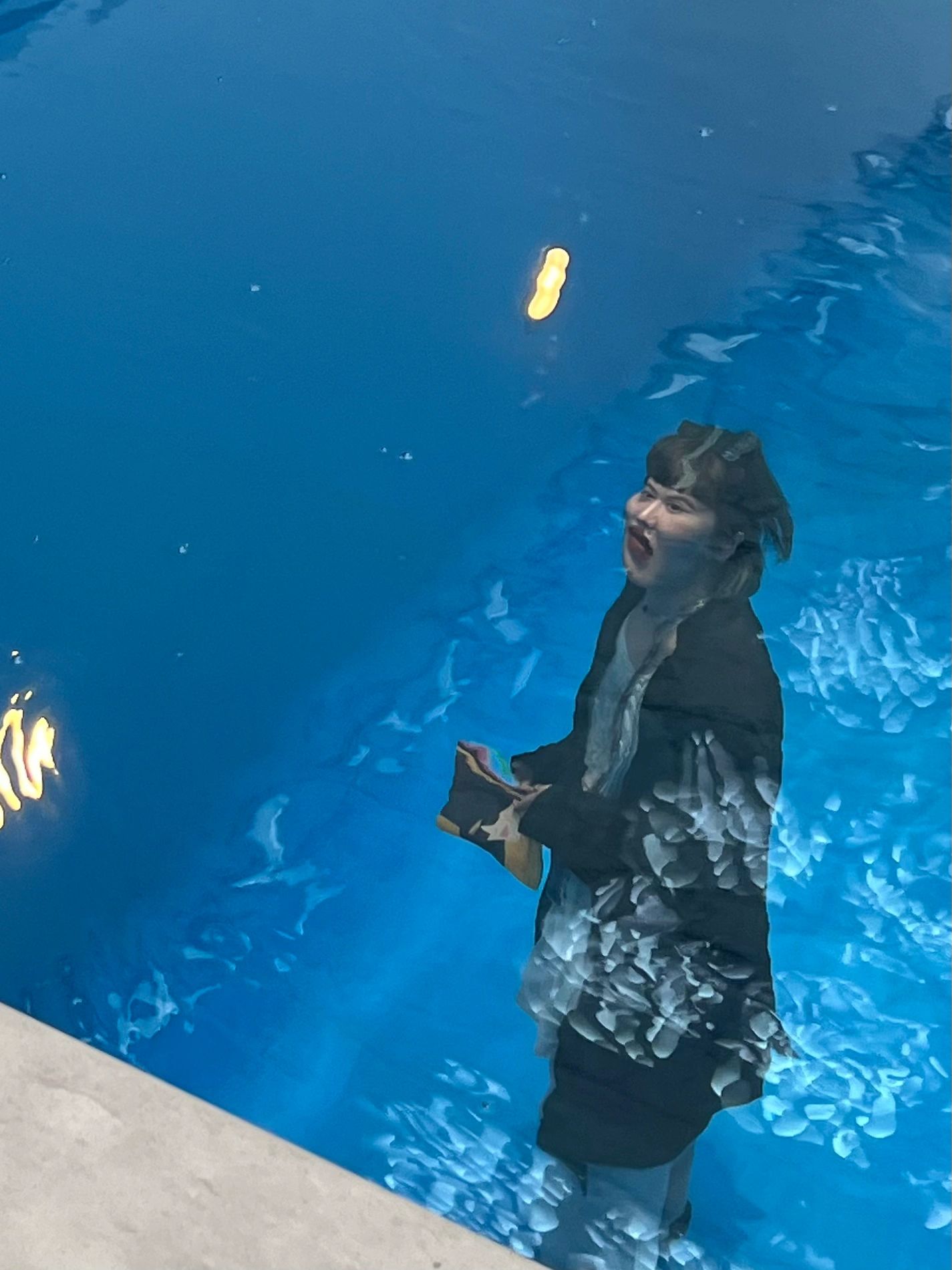 美美下水請男友掌鏡!她看完成果差點認不出自己:每張都像抽象畫