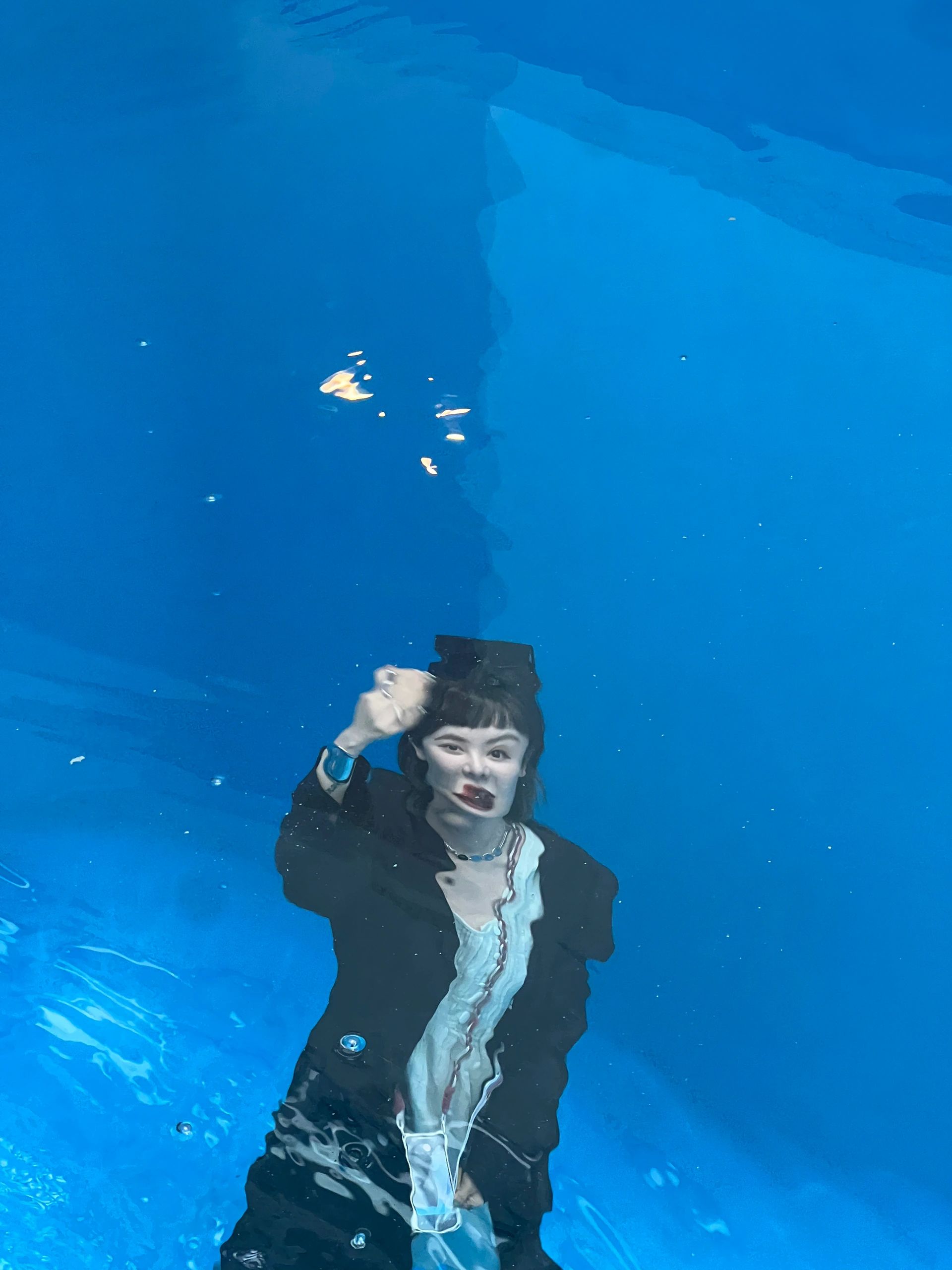 美美下水請男友掌鏡!她看完成果差點認不出自己:每張都像抽象畫