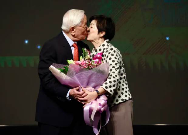 95歲張忠謀罕見全家福掀熱議，網傳600億家產安排「親生女兒與繼女有差別」背後藏多年心結