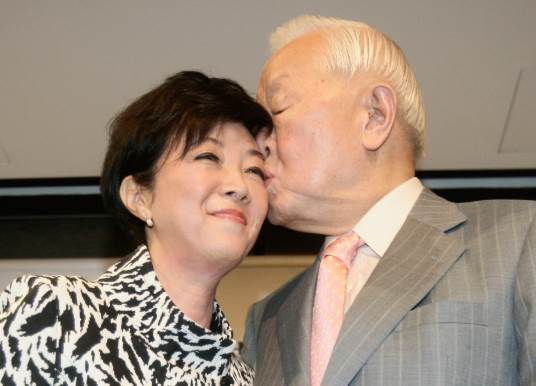 95歲張忠謀罕見全家福掀熱議，網傳600億家產安排「親生女兒與繼女有差別」背後藏多年心結