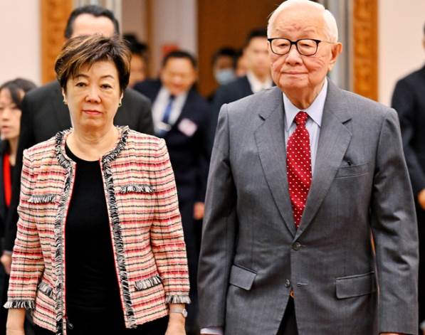 95歲張忠謀罕見全家福掀熱議，網傳600億家產安排「親生女兒與繼女有差別」背後藏多年心結
