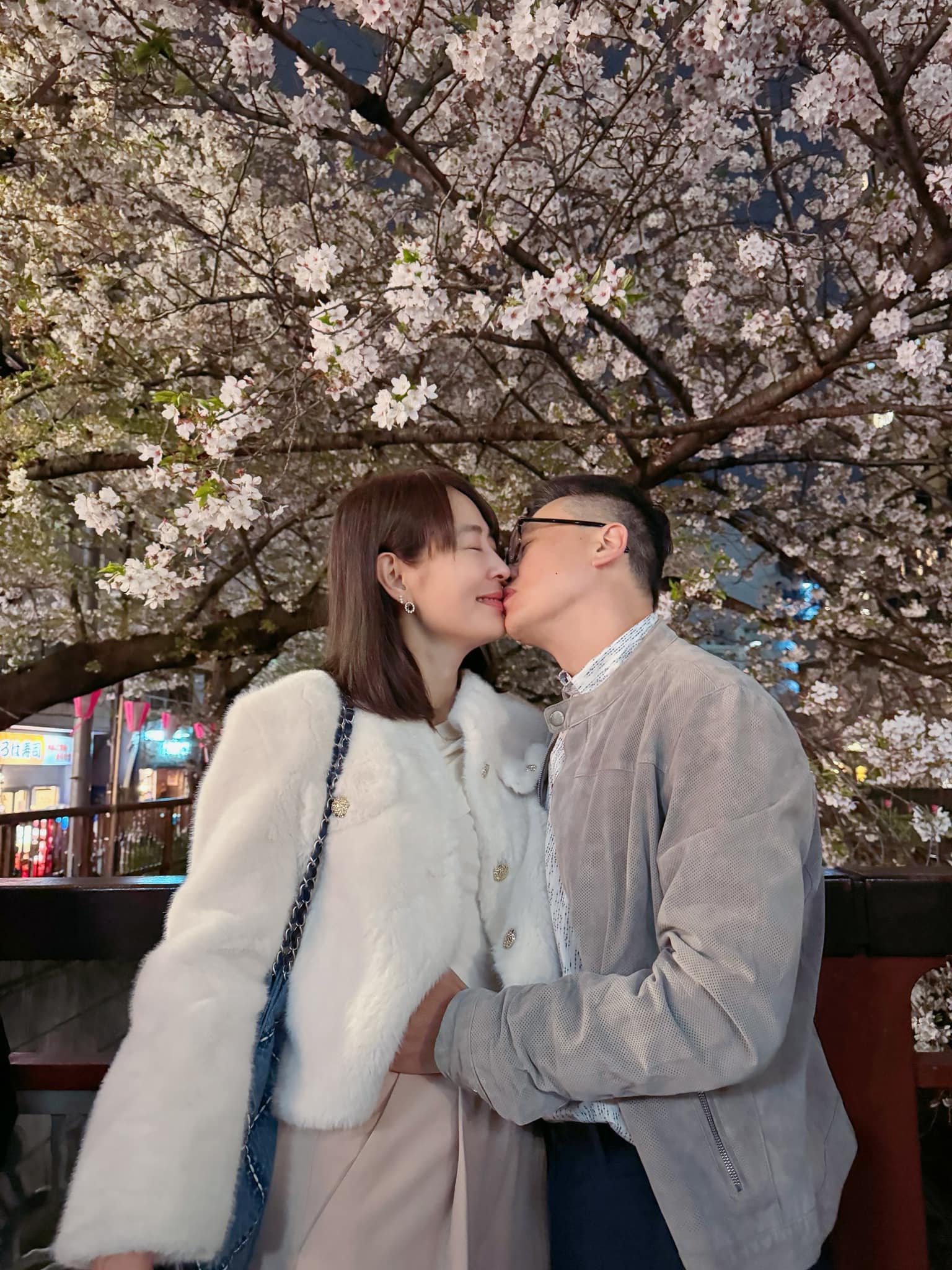櫻花樹下夫妻合照