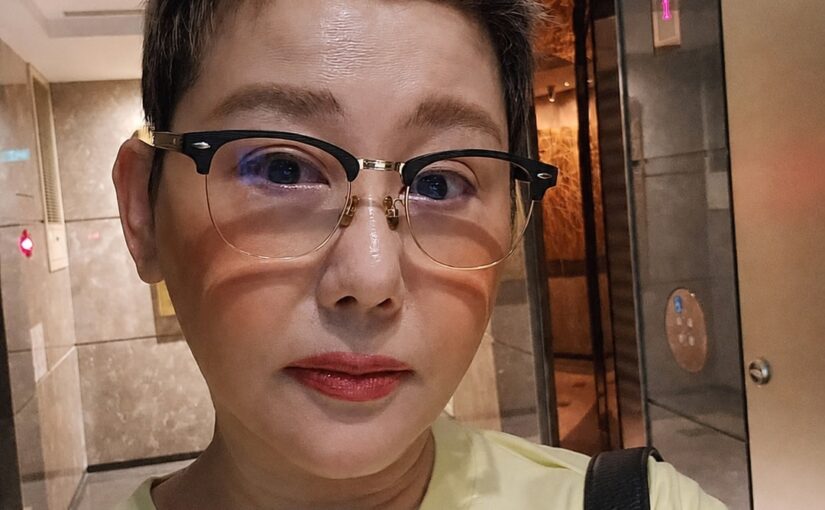 凌晨阿飄坐床尾！藍心湄驚見「背影像好友邱瓈寬」嚇壞，急打電話「一接起來大哭」：真的出事了