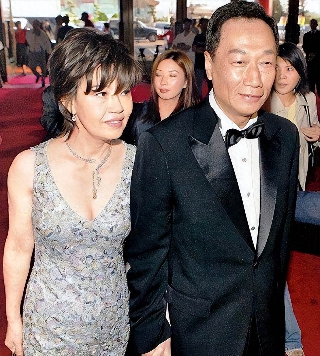 50歲長子與51歲繼母關係曝光，離開家門自立門戶內幕瞞不住，不繼承千億公司不簡單
