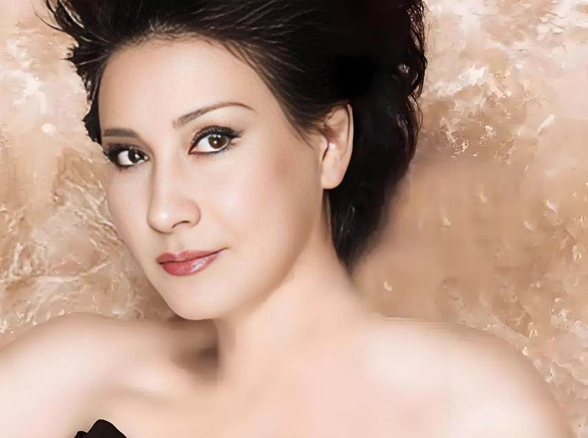 丈夫身亡她發誓終身不嫁！4年後竟生下一女...含淚說：這是他的親生骨肉