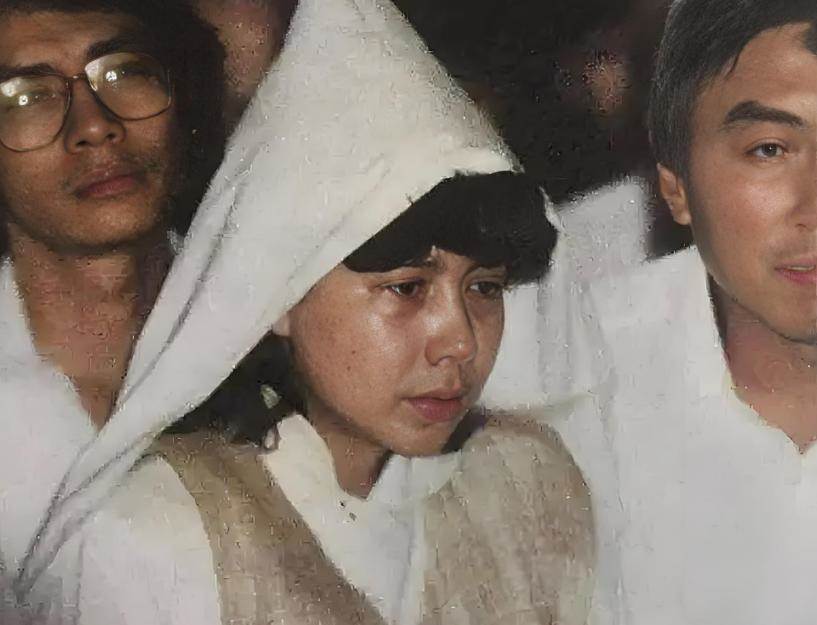 丈夫身亡她發誓終身不嫁！4年後竟生下一女...含淚說：這是他的親生骨肉