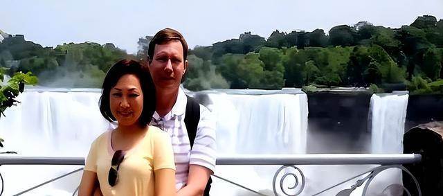 嫁給美國富豪！她結婚21年「生3混血兒子」，婚姻裂痕曝光後竟出事，警方在垃圾桶發現關鍵