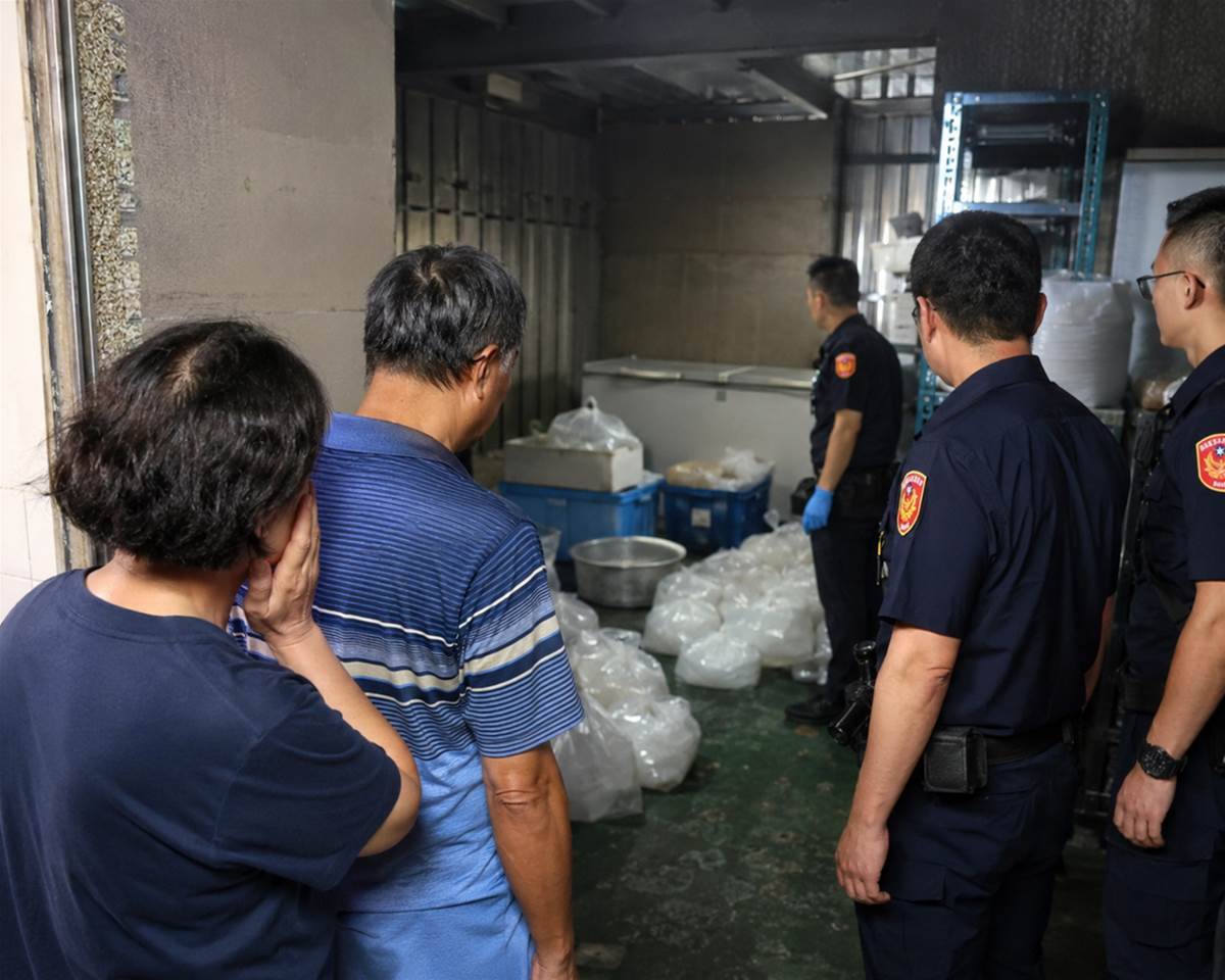 新北57歲男子過世後，家人才發現他每週固定買20公斤冰塊，警方找到他租了6年的倉庫後當場封鎖現場！
