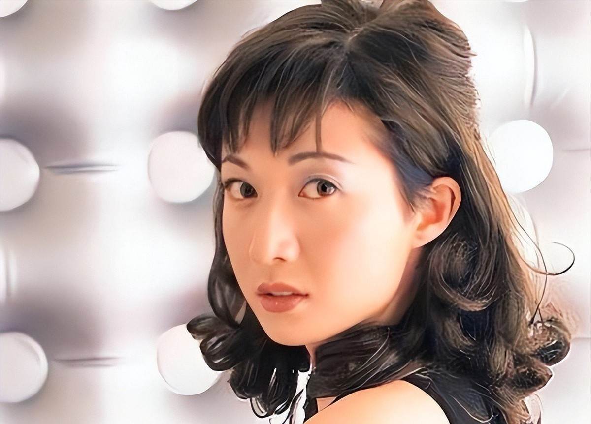 當紅時為愛息影！林鳳嬌「慶生優雅照」瘋傳，網全心疼「成龍鬆口一句話」網看哭