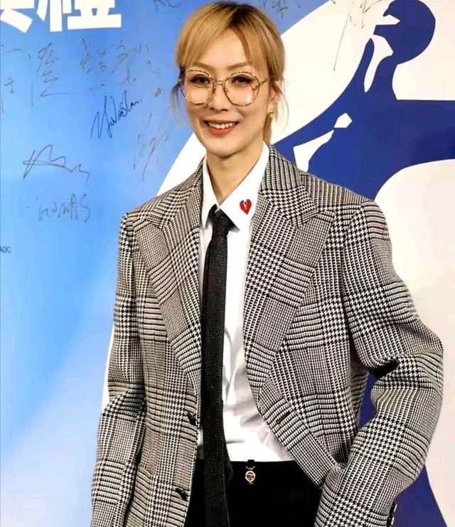 54歲鄭秀文走過婚變風暴後選擇修復感情,近況與心境再受關注